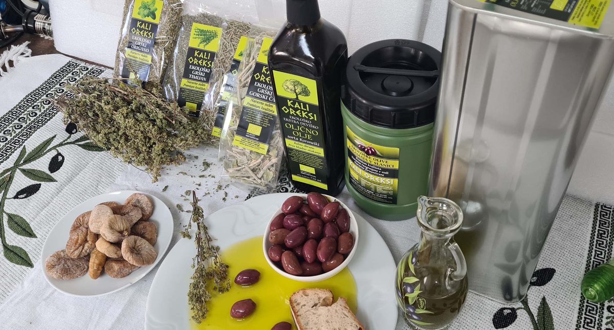 Celotna ponudba Kali Oreksi: ekstra deviško oljčno olje, olive Kalamata, suhe fige, origano, timijan in gorski čaj
