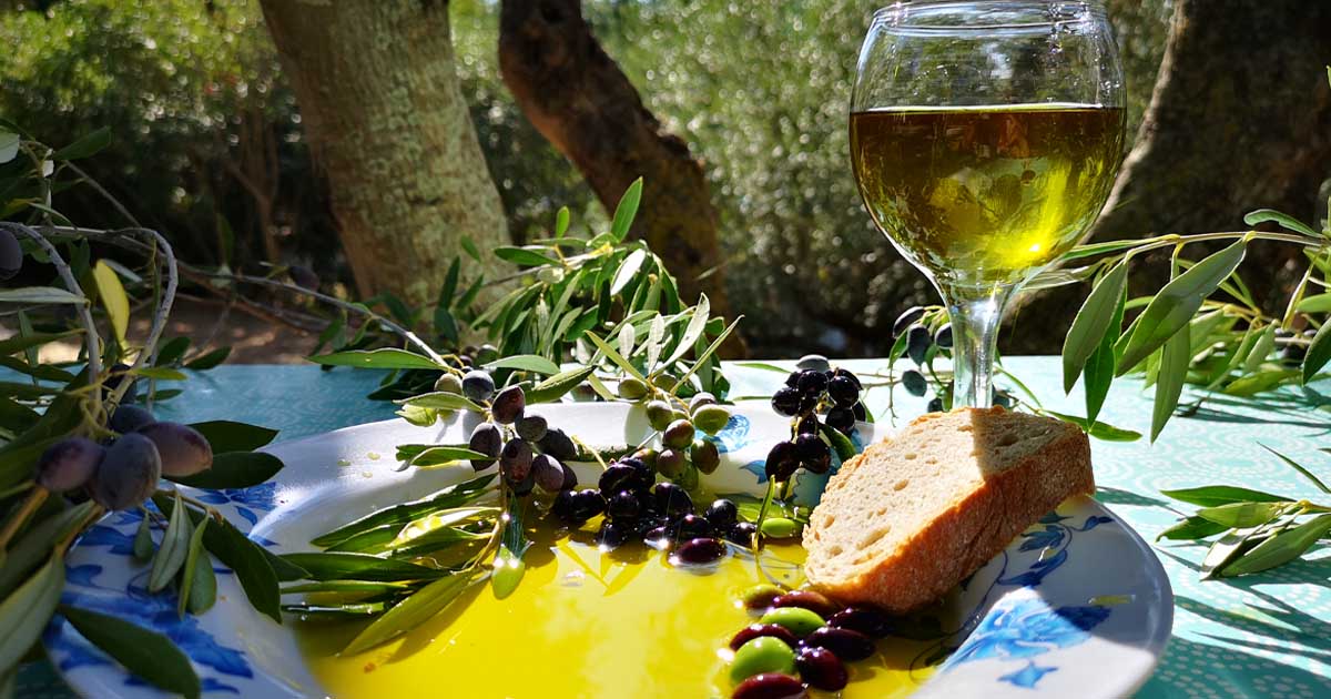 Ekstra deviško oljčno olje Kali Oreksi z oljkami, oljčnimi vejicami in kruhom