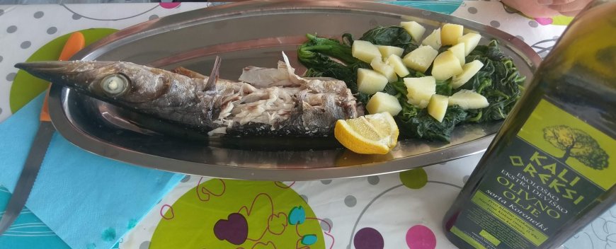 Blitva s krompirjem in pečena barakuda z oljčnim oljem Kali Oreksi