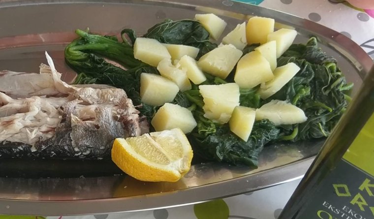 Kuhana blitva s kosi krompirja in limono na pladnju