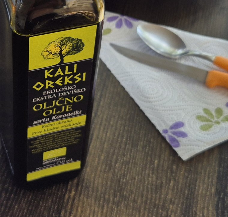 Ekstra deviško oljčno olje Kali Oreksi, sorta Koroneiki, na mizi