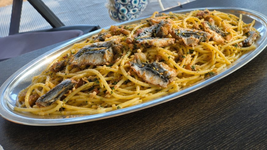 Pasta con le sarde - špageti s sardelami, koromačem in pinjolami na pladnju
