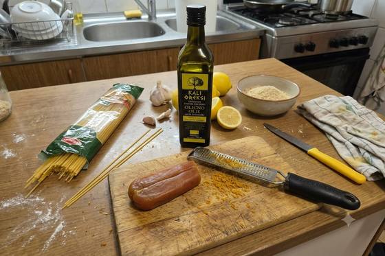 Sestavine za špagete z bottargo: olje, česen, limona in testenine